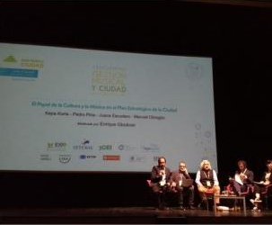 Panel de discusión en un mercado de música